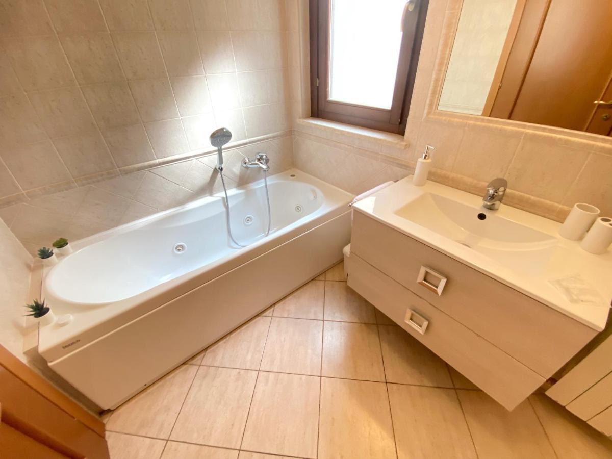 Sunset Escape Apartment - Panoramic Terrace فيوميتشينو المظهر الخارجي الصورة