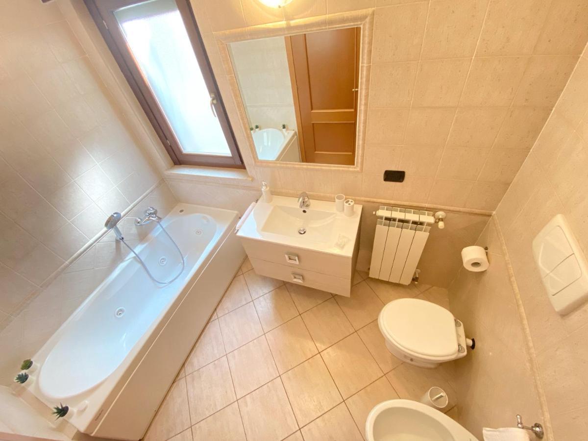 Sunset Escape Apartment - Panoramic Terrace فيوميتشينو المظهر الخارجي الصورة